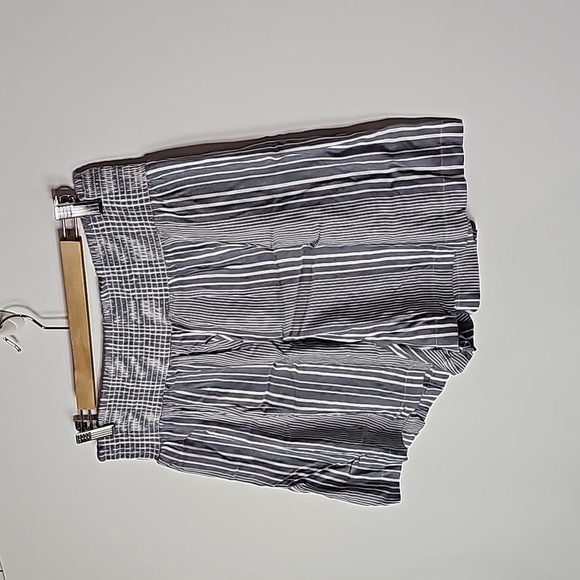 American Eagle large gray and white striped new with tags shorts - Picture 2 of 8